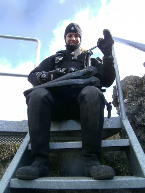 Já vestida, preparada para mergulhar na Silfur Hellir, a fenda que divide a Europa da América, no Parque Nacional Thingvellir, na Islândia